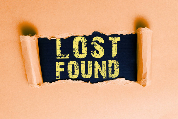 Inspirace ukazující nápis Ztraceno nalezeno, obchodní přehlídka věcí, které tu zůstaly a mohou být vráceny majiteli - Fotografie, Obrázek