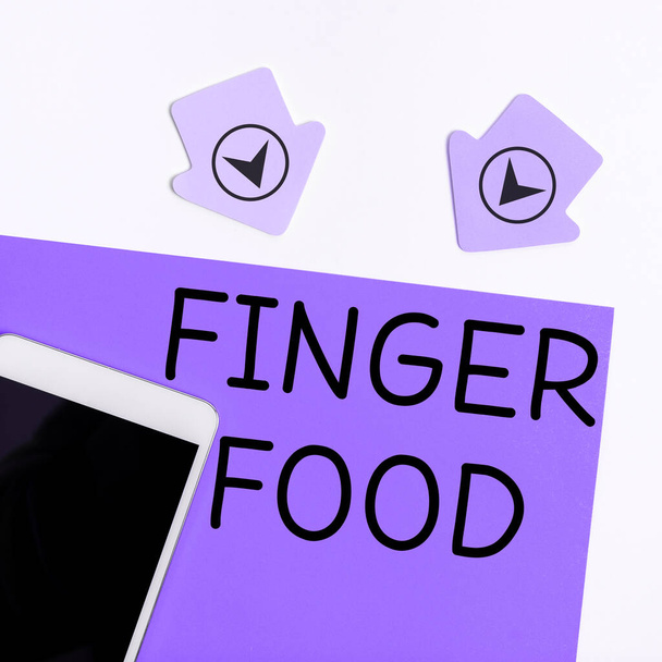 Pie de foto conceptual Comida para dedos, productos fotográficos conceptuales y digestivos que se sostiene con los dedos para comer - Foto, Imagen