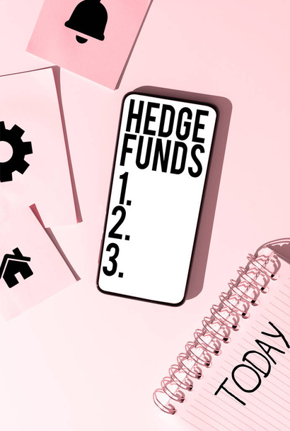 Ręczne pisanie szyldu Fundusze hedgingowe, Fotografia koncepcyjna w zasadzie fantazyjna nazwa dla alternatywnego partnerstwa inwestycyjnego - Zdjęcie, obraz