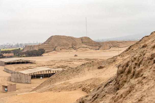 Археологический памятник Уака-де-ла-Луна в Перу вблизи Трухильо.  - Фото, изображение
