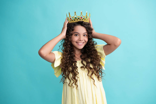 Teini prinsessa lapsi juhlii menestystä voitto ja voitto. Teinityttö kuningattaren kruunussa. Onnellinen teini-ikäinen, positiivinen ja hymyilevä tunteita teini tyttö - Valokuva, kuva