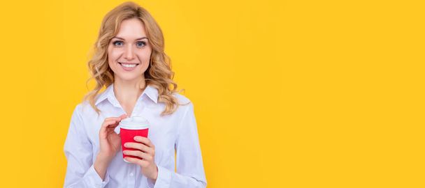 Femme avec tasse de café. femme blonde souriante avec tasse de café sur fond jaune. Portrait de femme isolé, bannière avec maquette d'espace de copie - Photo, image