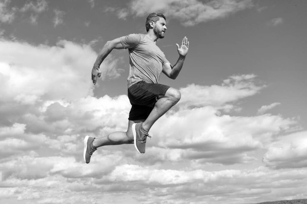 νέος και ελεύθερος. σπρίντερ. αθλητής τρέχει γρήγορα για να κερδίσει. δραστηριότητα προπόνηση. υγιής άνθρωπος πηδάει. γυμναστής σε αθλητικά. Γεμάτη ενέργεια. Νιώστε ελευθερία. ταχύτητα μαραθωνίου. αντοχή και αντοχή. - Φωτογραφία, εικόνα