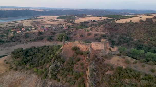 Вид повітряних дронів на замок - Кадри, відео