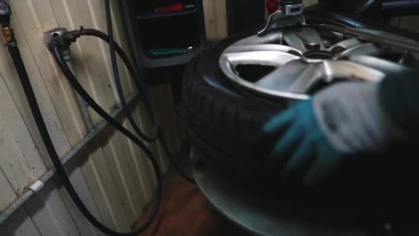 ingenieur balancing auto wiel op balancer in werkplaats - Video
