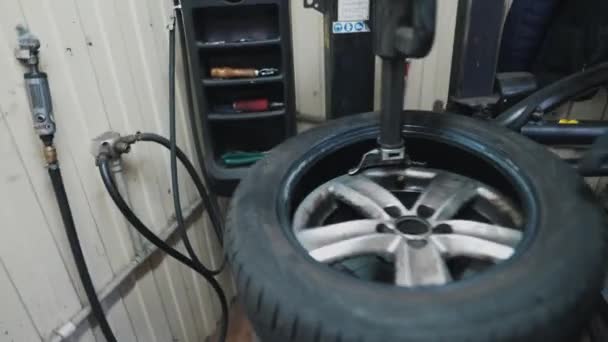 ingenieur balancing auto wiel op balancer in werkplaats - Video