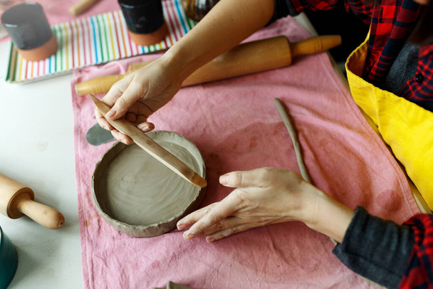 Warsztaty garncarskie. Naczynie ceramiczne z surowej gliny. Tworzenie ceramiki dla dorosłych - Zdjęcie, obraz