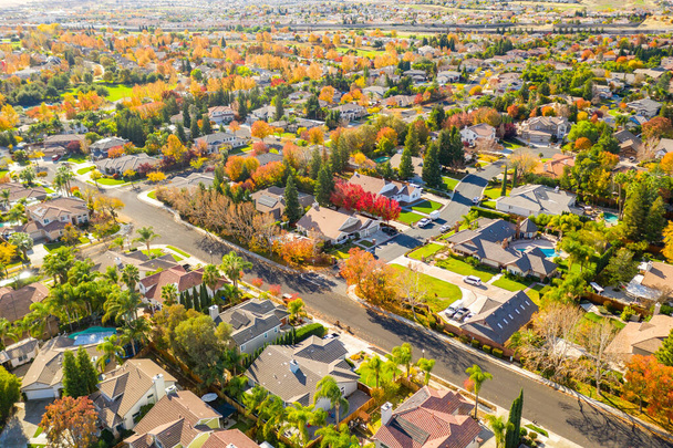 Фотография дрона над сообществом в Калифорнии с красивыми осенними цветами.  - Фото, изображение