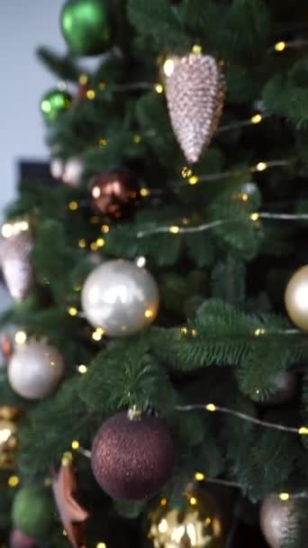 Κοντινό χριστουγεννιάτικο δέντρο με διακοσμήσεις. - Πλάνα, βίντεο
