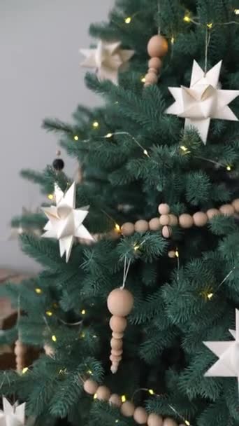 Chiudere albero di Natale con decorazioni. - Filmati, video