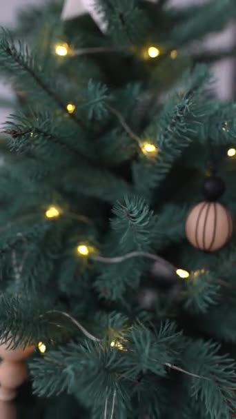 Close up árvore de Natal com decorações. - Filmagem, Vídeo