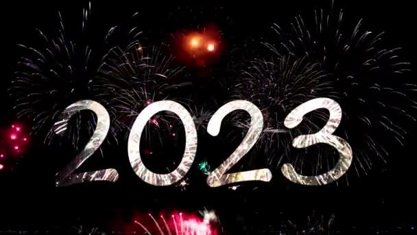 Hyvää uutta vuotta 2023 ilotulituksen kausiluonteista taustaa keskiyön taivaalla. Ilotulitus sparkler banneri, 4K video - Materiaali, video