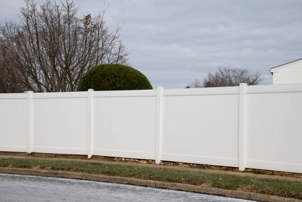 Белый виниловый забор в жилом районе дома природа plasticnew - Фото, изображение