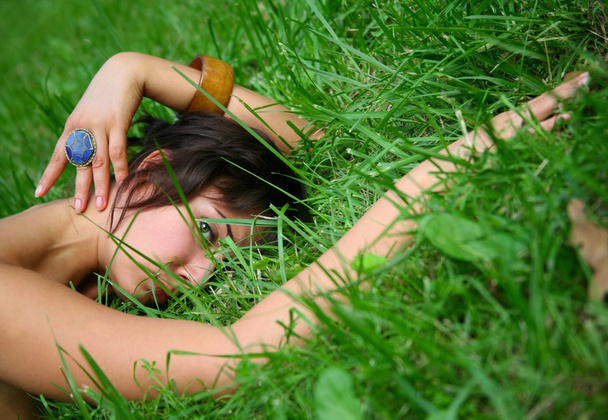 dziewczyna w trawie - Zdjęcie, obraz