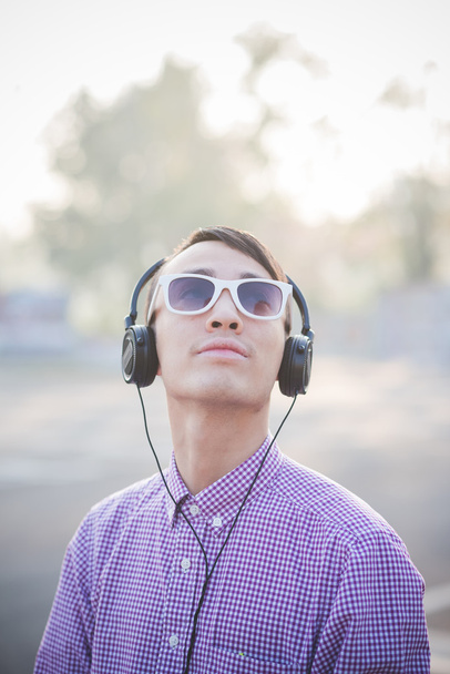 erkek güneş gözlüğü ve kulaklıklar - Fotoğraf, Görsel