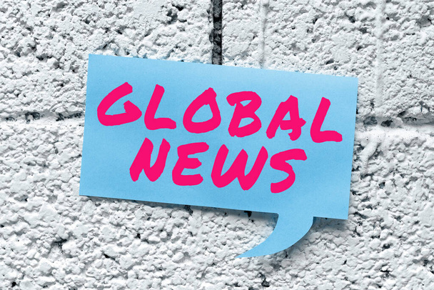 Exhibición conceptual Global News, escaparate del negocio información notable del mundo sobre acontecimientos recientes o importantes - Foto, imagen