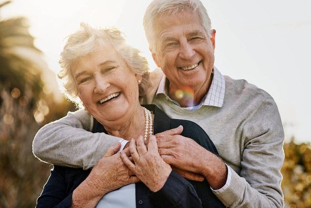 Η ζωή είναι υπέροχη με την αγάπη μέσα της. ένα ευτυχισμένο ζευγάρι ηλικιωμένων που περνούν χρόνο μαζί στην ύπαιθρο - Φωτογραφία, εικόνα