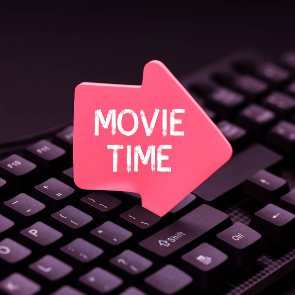 Conceptueel bijschrift Movie Time, Business toont het geplande of actuele tijdstip waarop een show of film begint - Foto, afbeelding
