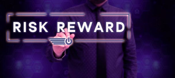Segno di scrittura a mano Risk Reward, concetto che significa valutare il potenziale di profitto di un commercio rispetto alla sua perdita - Foto, immagini