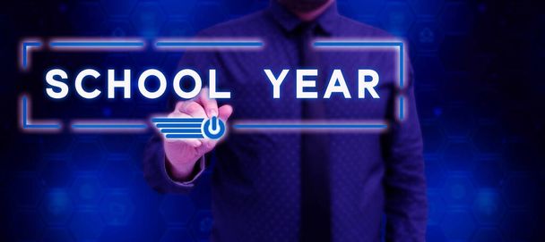 Tekst pokazujący inspirację Rok szkolny, Biznes prezentuje roczny okres sesji instytucji edukacyjnej - Zdjęcie, obraz