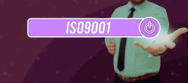 İlham kaynağı Iso9001 'i gösteren metin, müşteri gereksinimini sağlamak için uygun uluslararası standardı takip eden kavramsal fotoğraf - Fotoğraf, Görsel
