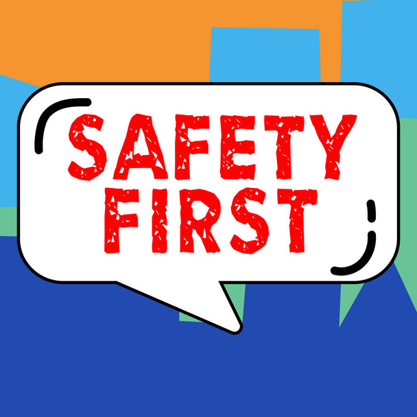 Szöveg felirat bemutatása Biztonság Első, Koncepcionális fotó Kerülje a szükségtelen kockázatokat Élő Biztonságos Ügyeljen - Fotó, kép