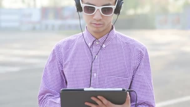 asian man listening music with tablet - Footage, Video