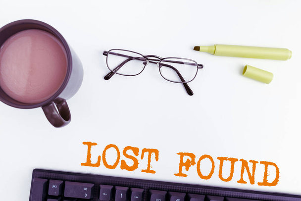 Texto de pie de foto que presenta Lost Found, Word for Things que se dejan atrás y pueden recuperarse al propietario - Foto, imagen