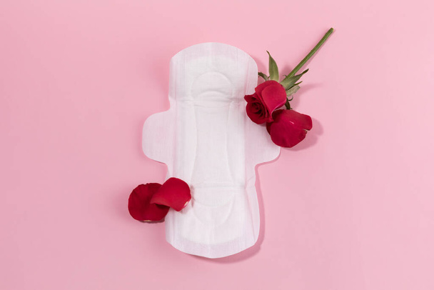 woman menstrual products, sanitary pad and rose - Foto, afbeelding