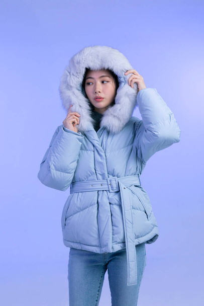 bela jovem coreano asiático mulher retrato estúdio foto no inverno pele beleza e cosméticos conceito, weared acolchoado - Foto, Imagem