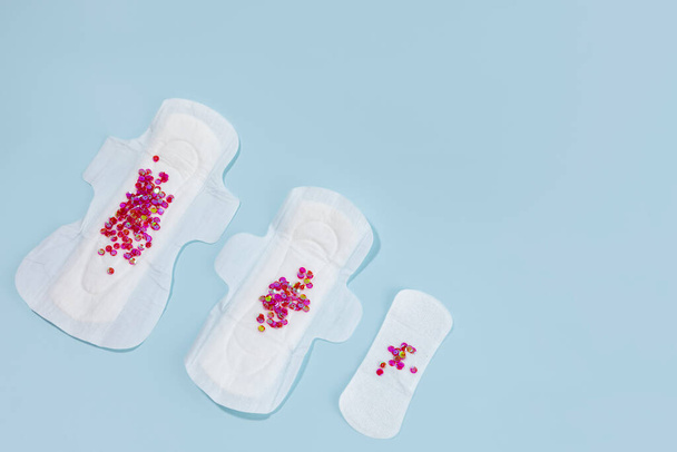 woman menstrual products, compare sanitary pad size - Φωτογραφία, εικόνα