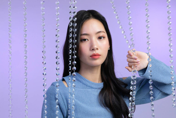 krásný mladý korejský asijské žena portrét studio foto v zimní kůže krása a kosmetika koncept, klidový obličej a pohyb ruky - Fotografie, Obrázek