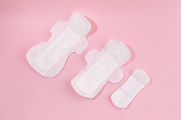 woman menstrual products, compare sanitary pad size - Фото, изображение