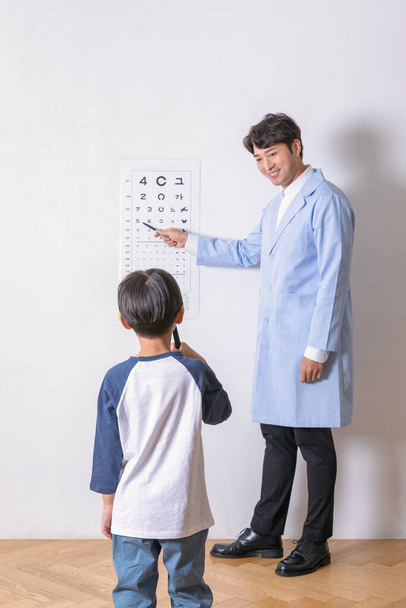 korean asian child in ophthalmic clinic_eyesight test - 写真・画像