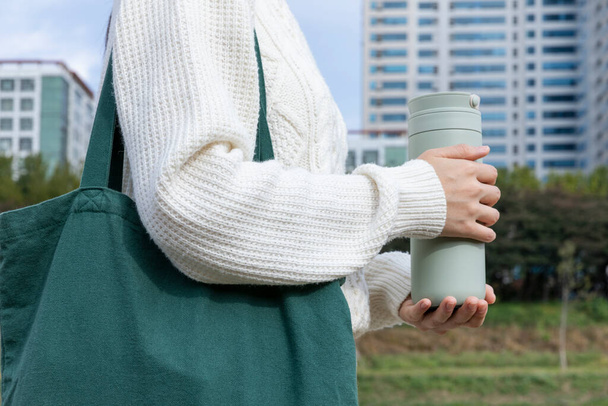 gesto de la mano de hábito ecológico, sosteniendo un vaso - Foto, Imagen