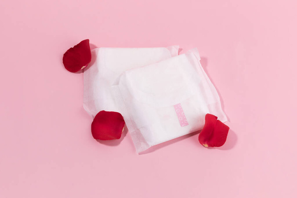 woman menstrual products, sanitary pads and rose - Foto, imagen