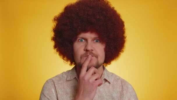 Excited amazed man with lush Afro hairstyle coiffure in touching head and showing explosion, looking worried and shocked, professional burnout. Looking surprised wow guy on yellow studio background - Footage, Video