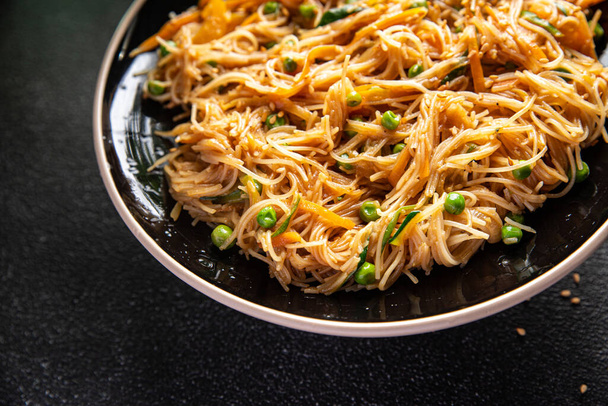 ρύζι noodle λαχανικών ασιατικό πιάτο φρέσκο funselected γεύμα σνακ τροφίμων στο τραπέζι αντίγραφο χώρο τροφίμων φόντο ρουστίκ πάνω όψη - Φωτογραφία, εικόνα