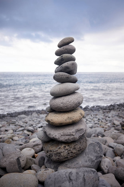 Montón de piedras balanceadas en una playa pedregosa en Madeira, Portugal. - Foto, imagen