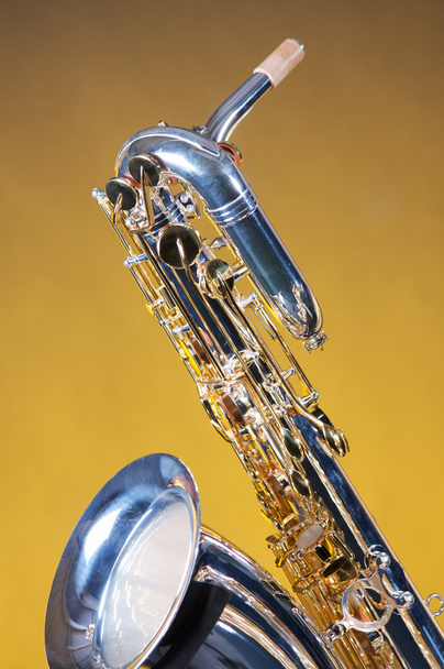 Barítono de saxofón aislado en amarillo
 - Foto, imagen