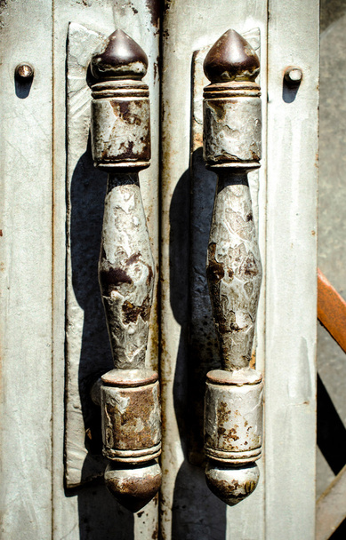 Detailní záběr staré ocelové dveřní kliky - Fotografie, Obrázek