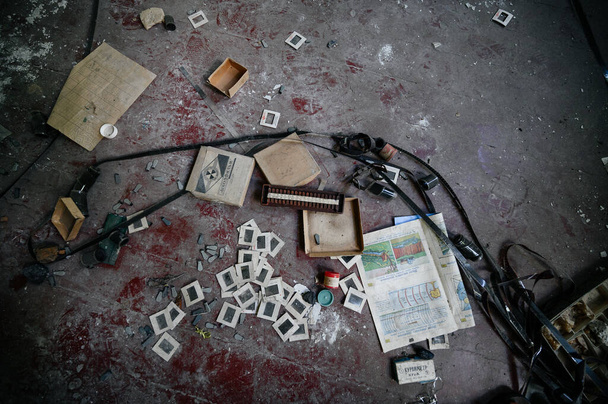 Uma antiga e abandonada aula de arte escolar, uma classe com materiais fotográficos e tintas, abandonadas velhas escolas ucranianas. - Foto, Imagem