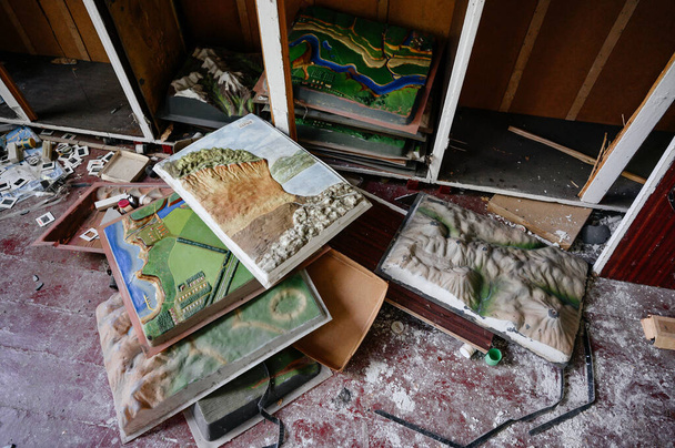 古い放棄された学校のアートクラス、写真素材と塗料を持つクラス、放棄された古いウクライナの学校. - 写真・画像
