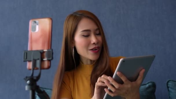 Asyalı kadın yaşam koçu öğrencilerle video görüşmesi yaparak başarılı bir iş yapmayı öneriyor. Sosyal medyada genç girişimciler, Özgürlük ve aktif yaşam tarzı konsepti, canlı video üzerinden satışlar. - Video, Çekim