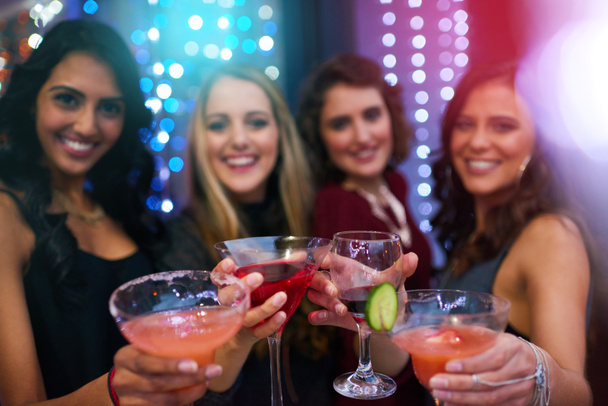 Давайте візьмемо цю вечірку. Портрет групи молодих жінок, які п'ють коктейлі на вечірці
 - Фото, зображення