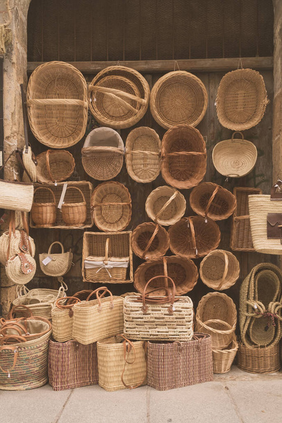 Puesto de venta de cestas hechas a mano en la calle. Segovia, España.  - Foto, imagen