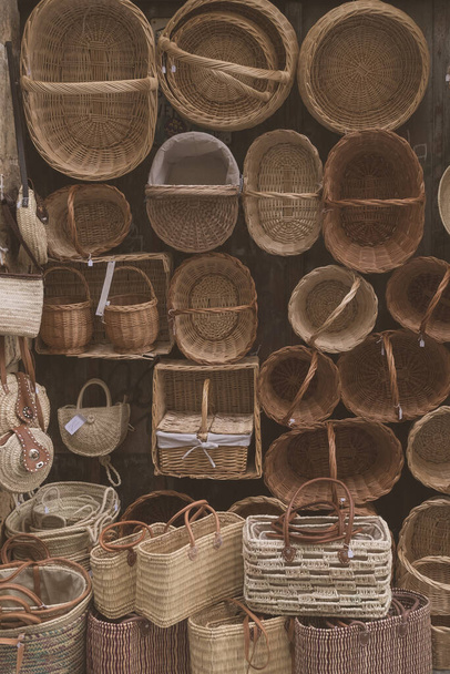 Puesto de venta de cestas hechas a mano en la calle. Segovia, España.  - Foto, imagen