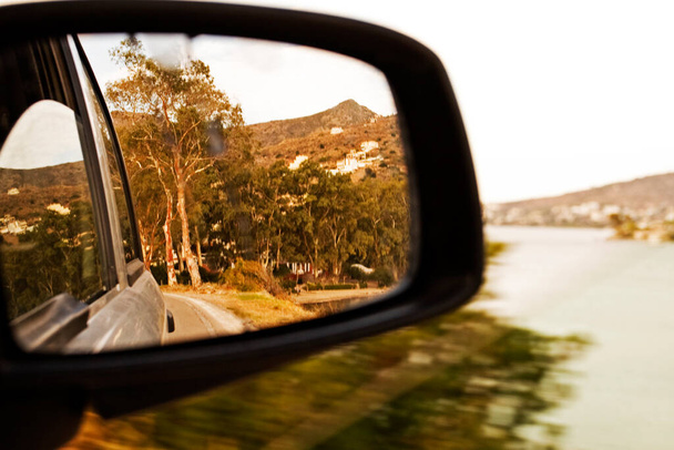 espelho lateral direito no carro perto do mar - Foto, Imagem