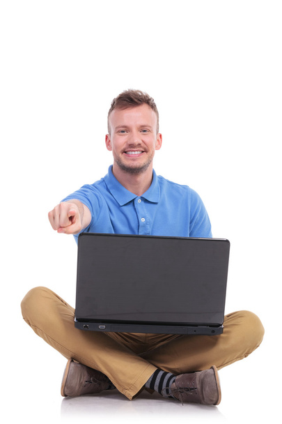 jeune homme assis avec des points d'ordinateur portable à vous
 - Photo, image