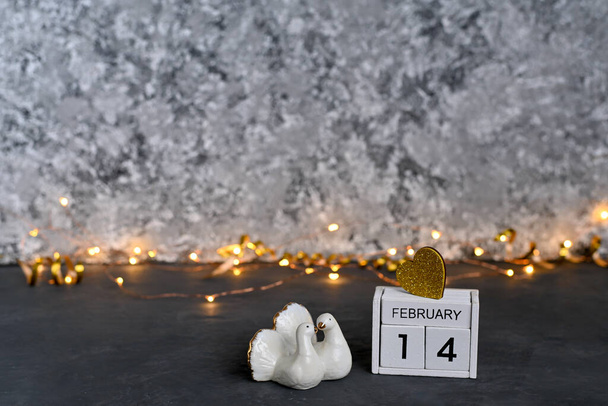 drewniany kalendarz z datą 14 lutego i dwa gołębie. Koncepcja walentynek. Wysokiej jakości zdjęcie - Zdjęcie, obraz